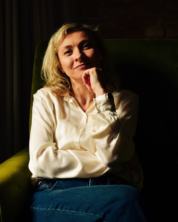 Barbara Hołubicka siedząca w fotelu