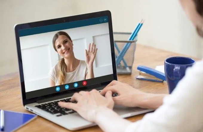 Rozmowa online prowadzona przy użyciu laptopa